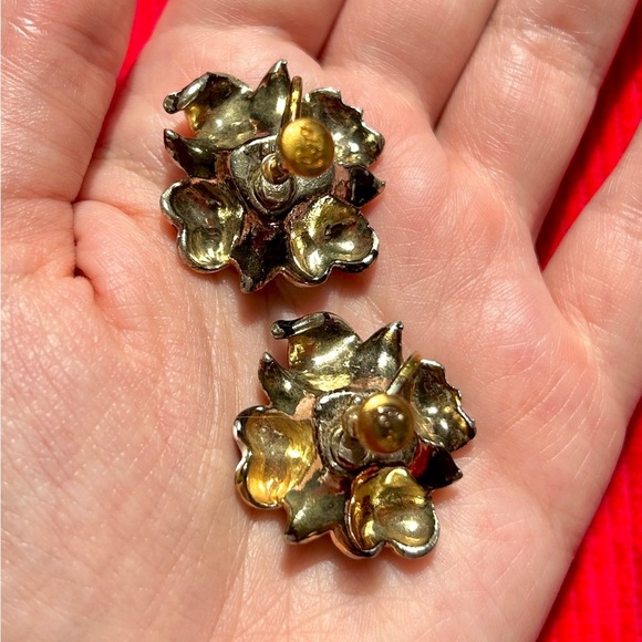 Vintage 1940s/50s Coro Dogwood Blossom Earrings – Enamel & Rhinestone - Picture 3 of 5